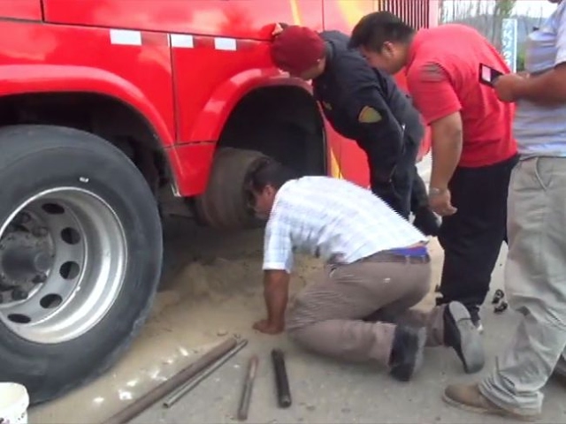 Recalentamiento de llanta casi causa incendio de bus interprovincial Recalentamiento de llanta casi causa incendio de bus interprovincial