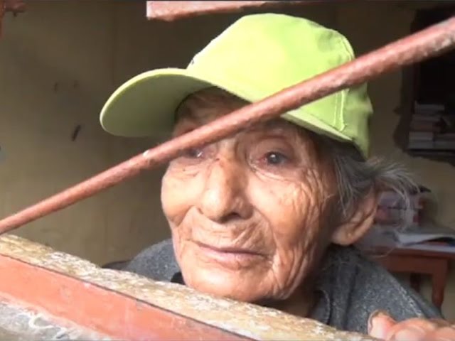 Anciana fue abandonada en su casa desde hace dos días sin comida Anciana fue abandonada en su casa desde hace dos días sin comida