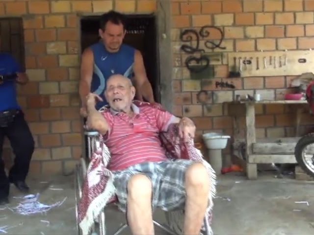 Anciano en silla de ruedas sufre picaduras de abejas