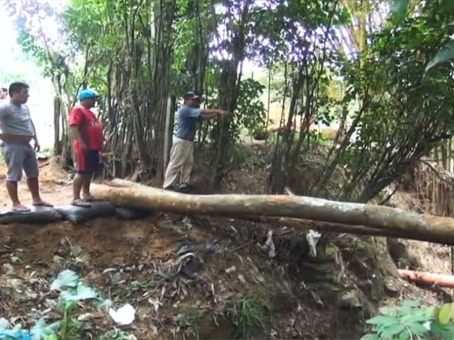Ante desatención de autoridades vecinos construyen puente de madera