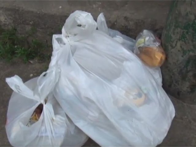Dueños de negocios saca su basura  a la calle en horario no permitido
