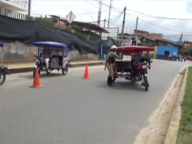 Mototaxista por poco atropella a policía por darse a la fuga de operativo