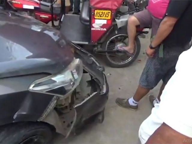 Auto embiste a varios vehículos estacionados tras chocar con motocar Auto embiste a varios vehículos estacionados tras chocar con motocar