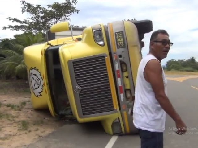 Camión cargado con leche se despista en nueva vía de evitamiento Camión cargado con leche se despista en nueva vía de evitamiento