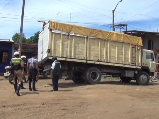 Multan a conductores de camiones por mal estacionamiento en vía de un solo sentido Multan a conductores de camiones por mal estacionamiento en vía de un solo sentido