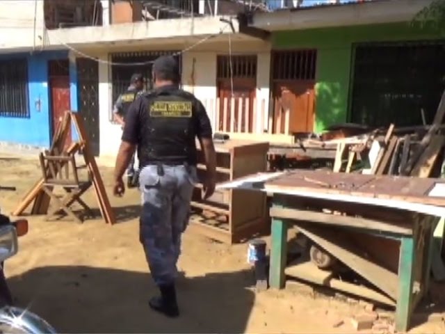 Sancionan a carpintero por instalar su taller en la vía pública Sancionan a carpintero por instalar su taller en la vía pública
