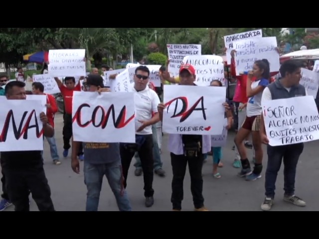 Trabajadores de discoteca Anaconda protestan frente a municipio de Morales Trabajadores de discoteca Anaconda protestan frente a municipio de Morales