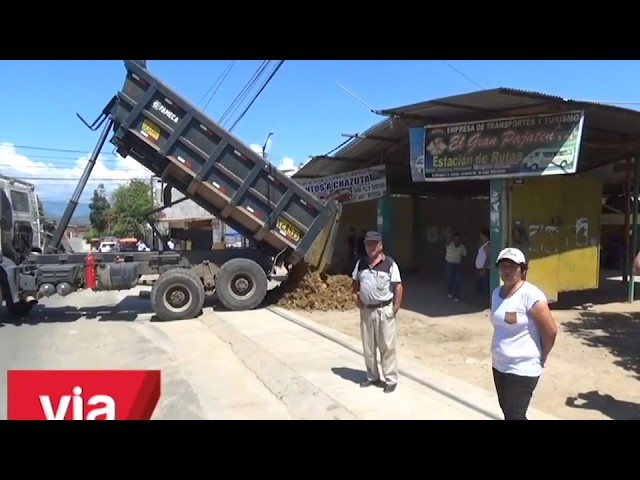 Colocando montículo de tierra clausuran terminal terrestre Colocando montículo de tierra clausuran terminal terrestre