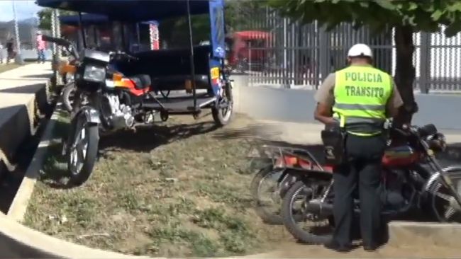 Sancionan a conductores de vehículos por estacionarse en área verde Sancionan a conductores de vehículos por estacionarse en área verde