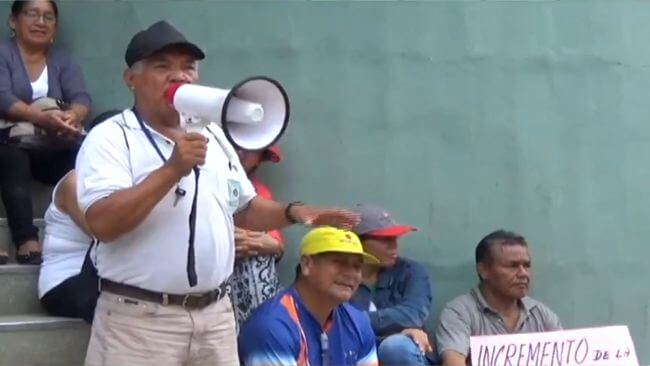 Trabajadores de la UNSM protestan exigiendo mejor salario Trabajadores de la UNSM protestan exigiendo mejor salario