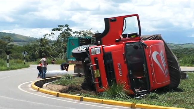 Camión cargado de frutas y verduras vuelca en la nueva vía de ...