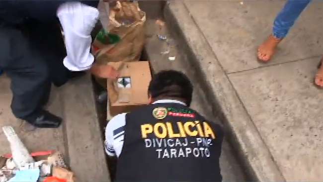 Comerciantes abandonan conservas adulteradas en cunetas Comerciantes abandonan conservas adulteradas en cunetas