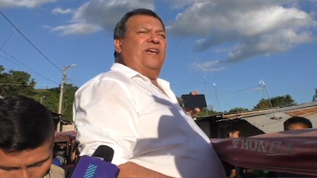 Ministro de Defensa promete ayuda hasta la última persona damnificada Ministro de Defensa promete ayuda hasta la última persona damnificada