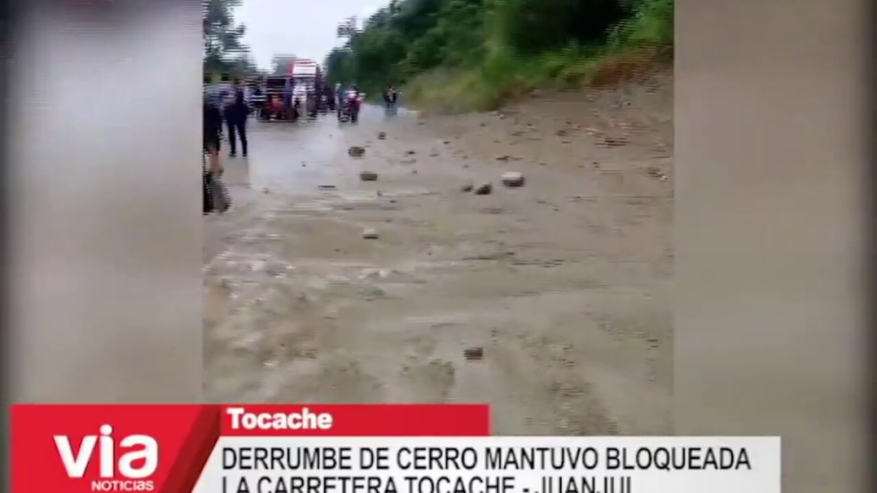 Derrumbe de cerro mantuvo bloqueada la carretera Tocache – Juanjui Derrumbe de cerro mantuvo bloqueada la carretera Tocache – Juanjui