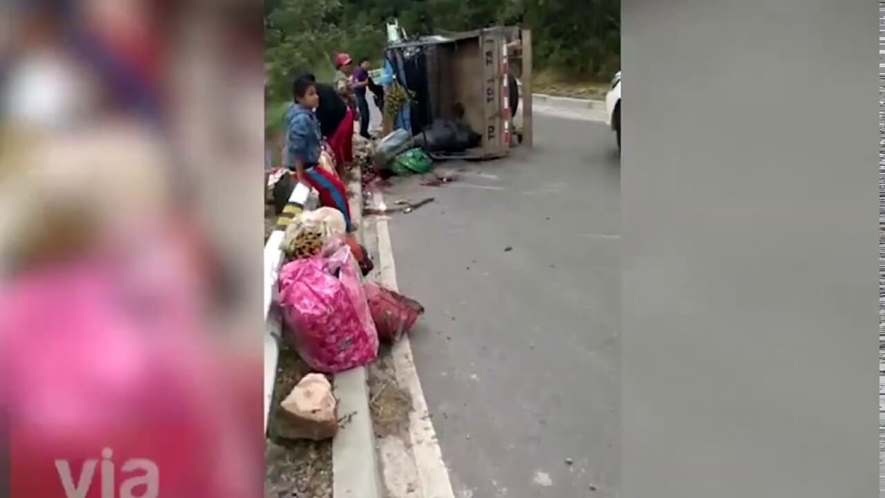 Volcadura de camioneta deja dos muertos y siete heridos