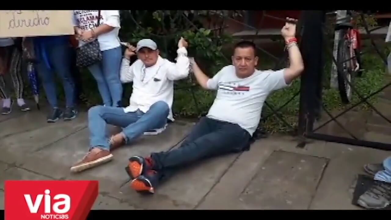 Profesores se encadenan en UGEL por sanción sin goce de haber Profesores se encadenan en UGEL por sanción sin goce de haber