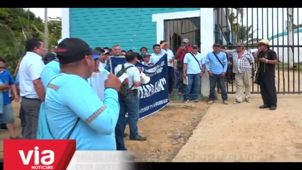 Trabajadores de EMAPA realizan plantón por incumplimiento de compromiso