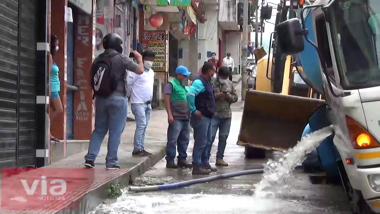 Tarapoto: camión cisterna de emapa se hunde en céntrica calle de la ciudad Tarapoto: camión cisterna de emapa se hunde en céntrica calle de la ciudad