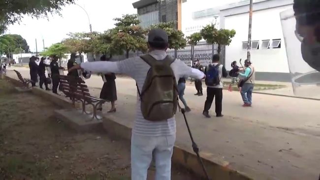 Joven continúa desinfectando hospitales y en protestas por falta de oxígeno Joven continúa desinfectando hospitales y en protestas por falta de oxígeno