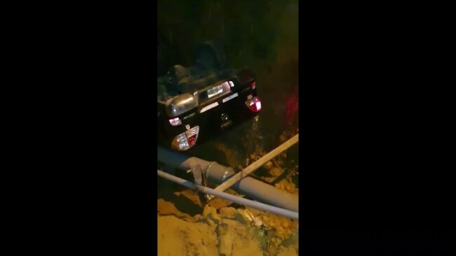 Automóvil con dos personas cae a barranco de dos metros de profundidad