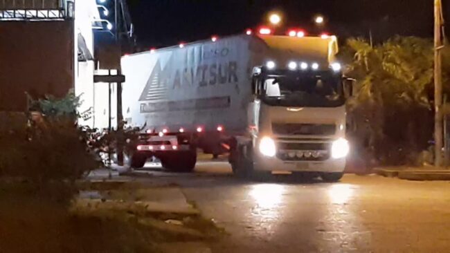 Imprudencia de conductor de vehículo pesado podría ocasionar accidente de tránsito Imprudencia de conductor de vehículo pesado podría ocasionar accidente de tránsito