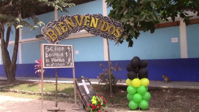 Pobladores de Juanjui reciben A gobernador regional con pancartas y ataúd Pobladores de Juanjui reciben A gobernador regional con pancartas y ataúd