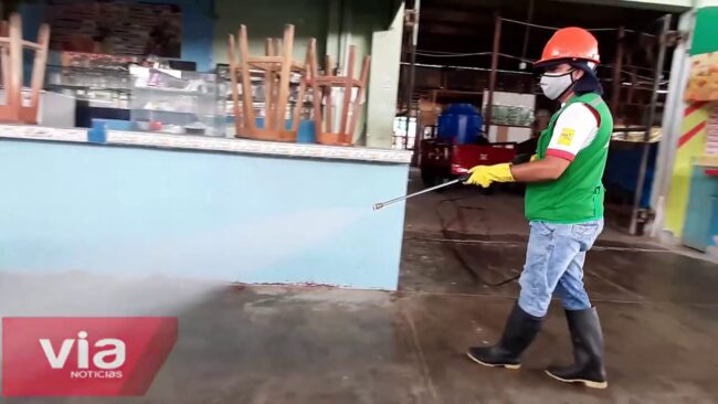 Tarapoto: desinfectan puestos de venta en el mercado del tres Tarapoto: desinfectan puestos de venta en el mercado del tres