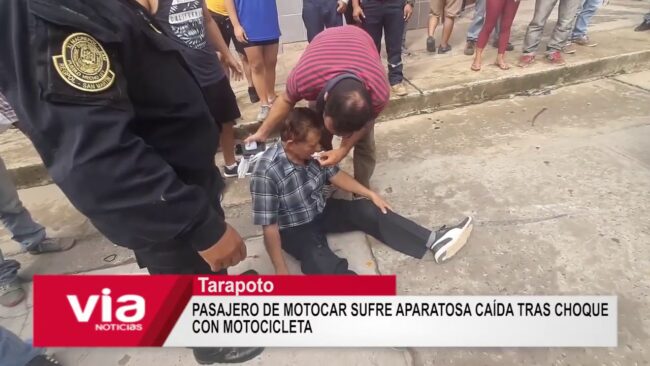 Pasajero de motocar sufre aparatosa caída tras choque con motocicleta Pasajero de motocar sufre aparatosa caída tras choque con motocicleta