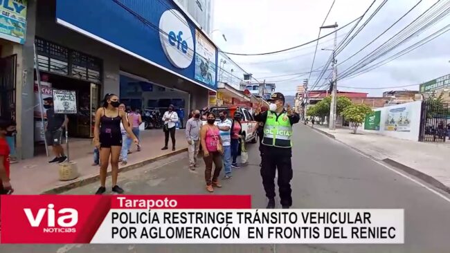 Tarapoto: policía restringe tránsito vehicular por aglomeración  en frontis del RENIEC