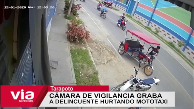Cámara de vigilancia graba a delincuente hurtando mototaxi Cámara de vigilancia graba a delincuente hurtando mototaxi