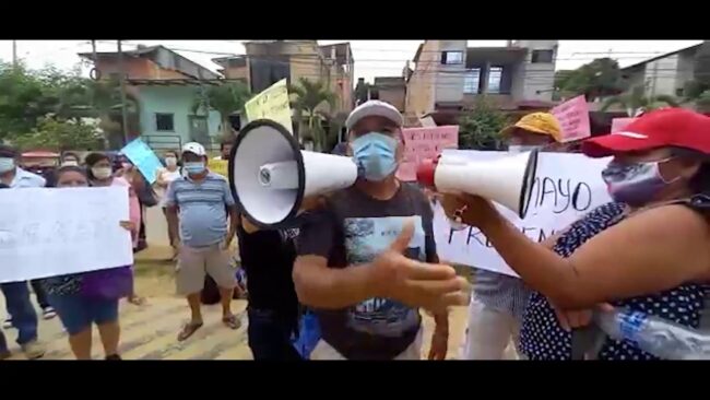 Vecinos del aeropuerto de Tarapoto protestan frente a la Dirección Regional de Transportes Vecinos del aeropuerto de Tarapoto protestan frente a la Dirección Regional de Transportes