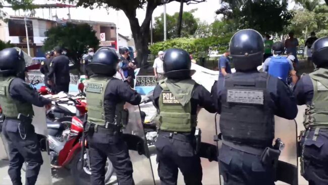 Pobladores del distrito de Morales protestan frente a la municipalidad Pobladores del distrito de Morales protestan frente a la municipalidad