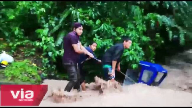 Trimóvil estuvo a punto de ser arrasado por la creciente de una quebrada