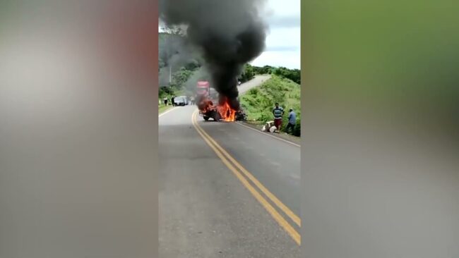 Auto se incendia tras despistarse pasajeros resultaron ilesos