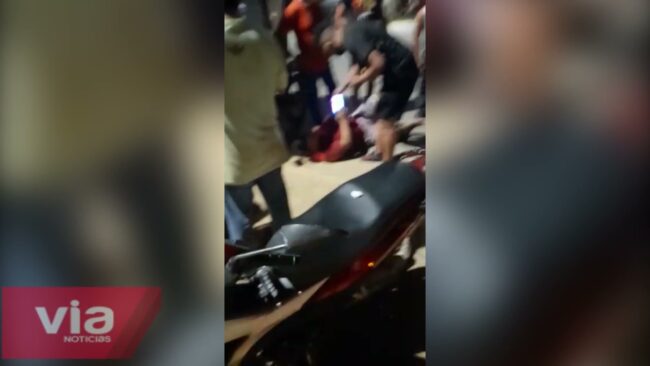 Camioneta impacta a jóvenes que se trasladaban a bordo de moto lineal Camioneta impacta a jóvenes que se trasladaban a bordo de moto lineal