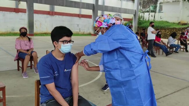 Instalan centro de vacunación para estudiantes en el Colegio Tarapoto