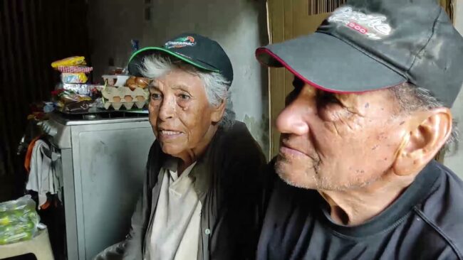 Pareja de ancianos abandonados por sus hijos durante muchos años necesitan apoyo solidario