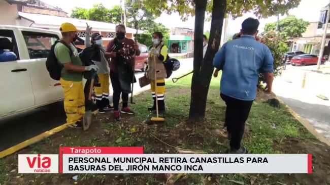 Personal municipal retira canastillas para basuras del jirón Manco Inca Personal municipal retira canastillas para basuras del jirón Manco Inca