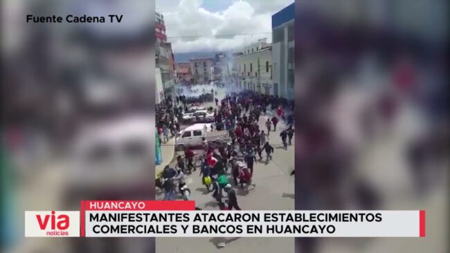 Manifestantes atacaron establecimientos comerciales y bancos en Huancayo Manifestantes atacaron establecimientos comerciales y bancos en Huancayo