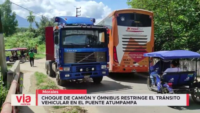 Choque de camión y ómnibus restringe el tránsito vehicular en el puente Atumpampa