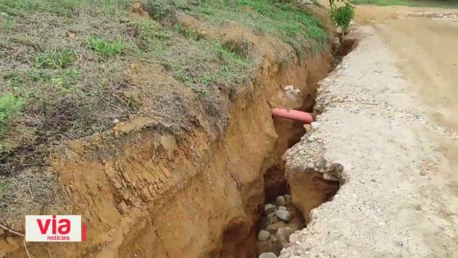 Cunetas se hunden cerca del barrio Las Lomas de San Pedro Cunetas se hunden cerca del barrio Las Lomas de San Pedro