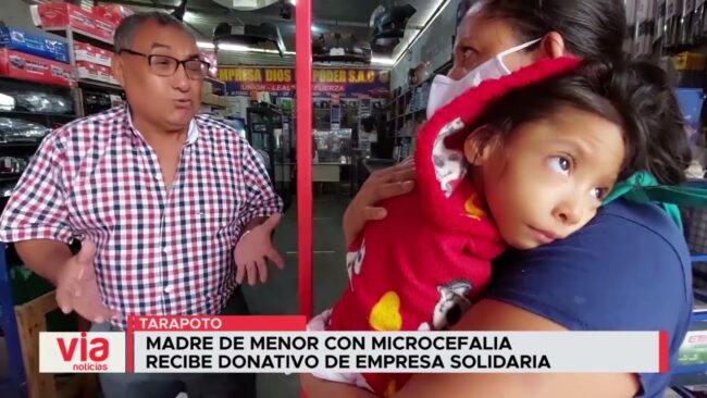 Madre de menor con microcefalia recibe donativo de empresa solidaria Madre de menor con microcefalia recibe donativo de empresa solidaria
