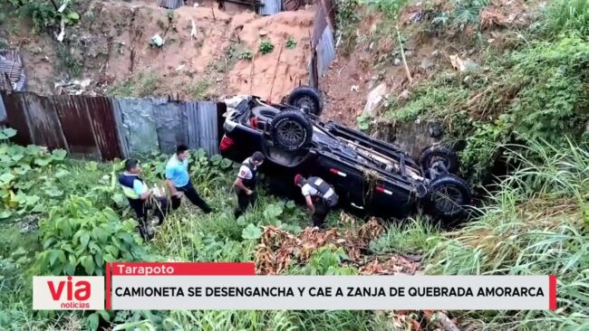 Camioneta se desengancha y cae a zanja de quebrada Amorarca Camioneta se desengancha y cae a zanja de quebrada Amorarca