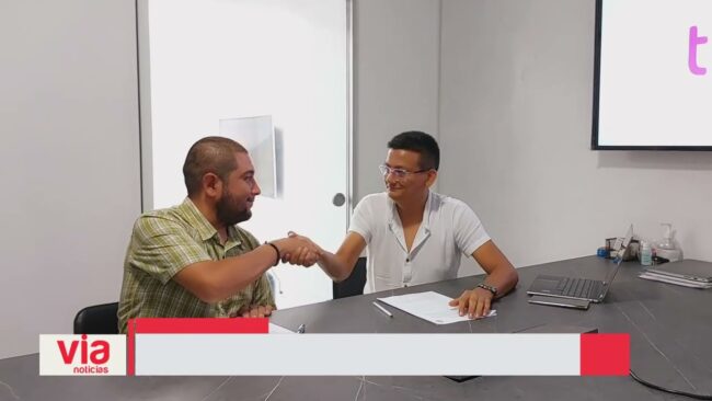 Firma de renovación de convenio entre Perú Connections y VIA Televisión Firma de renovación de convenio entre Perú Connections y VIA Televisión
