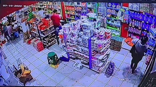 Mujer es grabada haciendo de las suyas en tienda del barrio Comercio