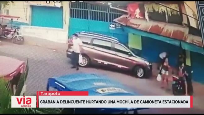 Graban a delincuente hurtando una mochila de camioneta estacionada Graban a delincuente hurtando una mochila de camioneta estacionada