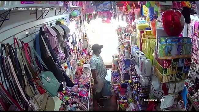 Graban a pareja de delincuentes hurtando en negocio del barrio comercio Graban a pareja de delincuentes hurtando en negocio del barrio comercio