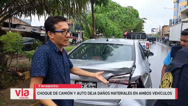 Choque de camión y auto deja daños materiales en ambos vehículos Choque de camión y auto deja daños materiales en ambos vehículos