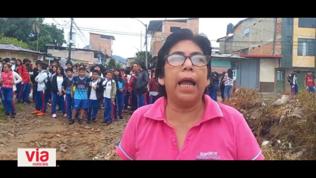 Escolares y docentes reclaman atención tras nuevos accidentes por mal estado del Jr. Capirona Escolares y docentes reclaman atención tras nuevos accidentes por mal estado del Jr. Capirona