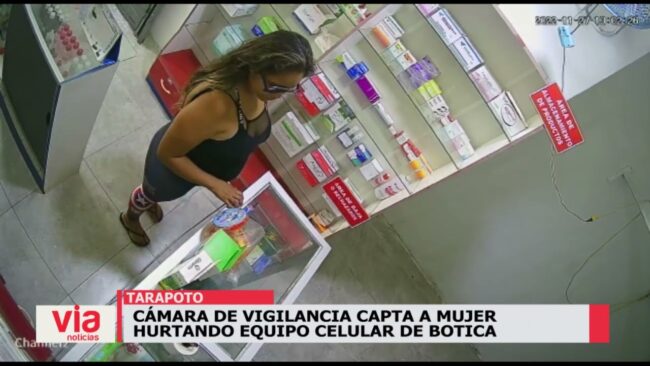 Cámara de vigilancia capta a mujer hurtando equipo celular de botica